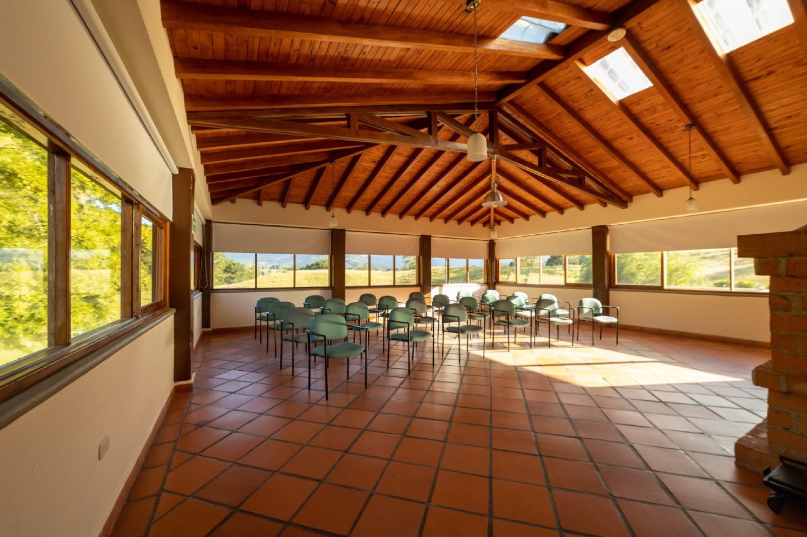 Sal&oacute;n del Centro de Eventos VID, con ventanales al paisaje, donde se realiza el Laboratorio K