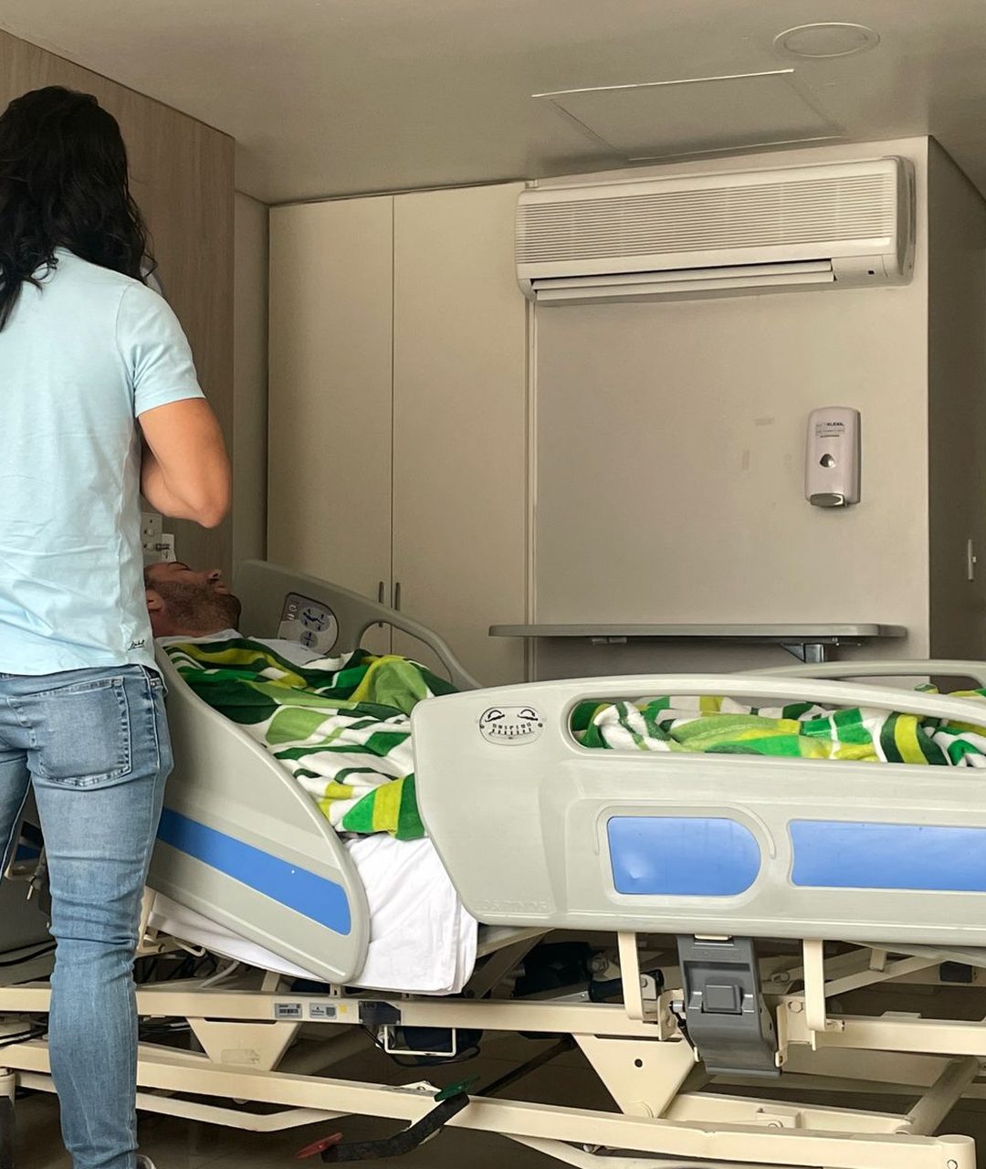 Acompañante junto a la cama de un hospital