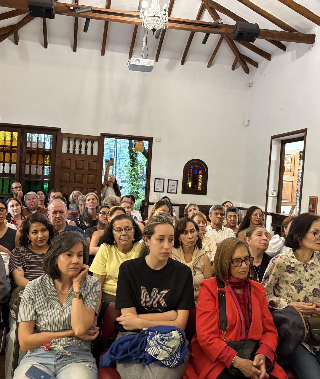 Sala llena en un encuentro de la fundación