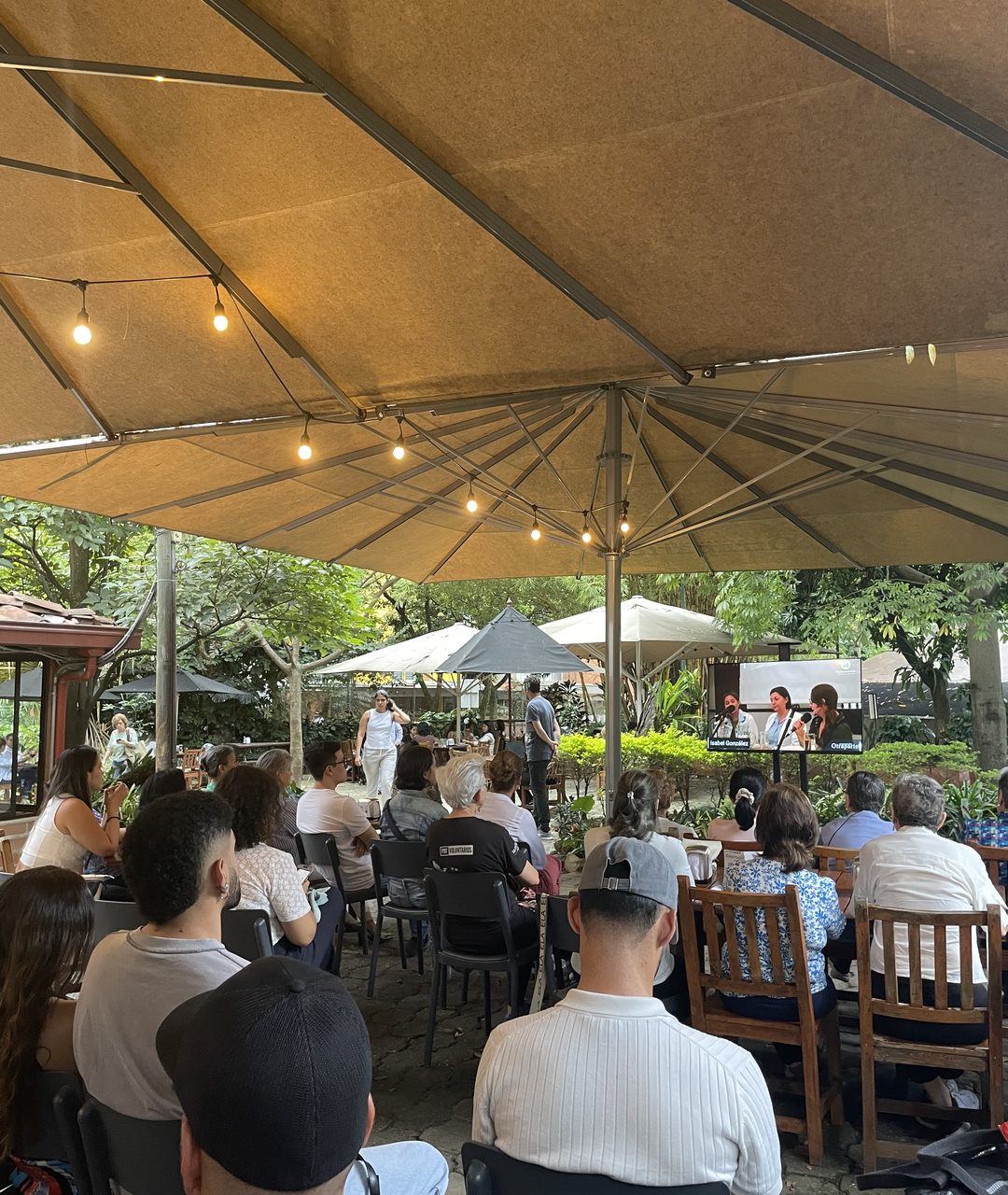 Café con la muerte al aire libre